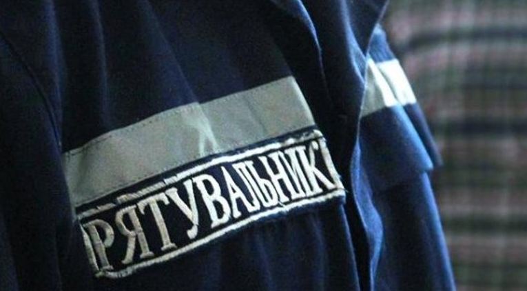 Дрон влучив у багатоповерхівку в Києві: у дворі палають автівки, перші деталі Дрон влучив у багатоповерхівку в Києві: у дворі палають автівки, перші деталі